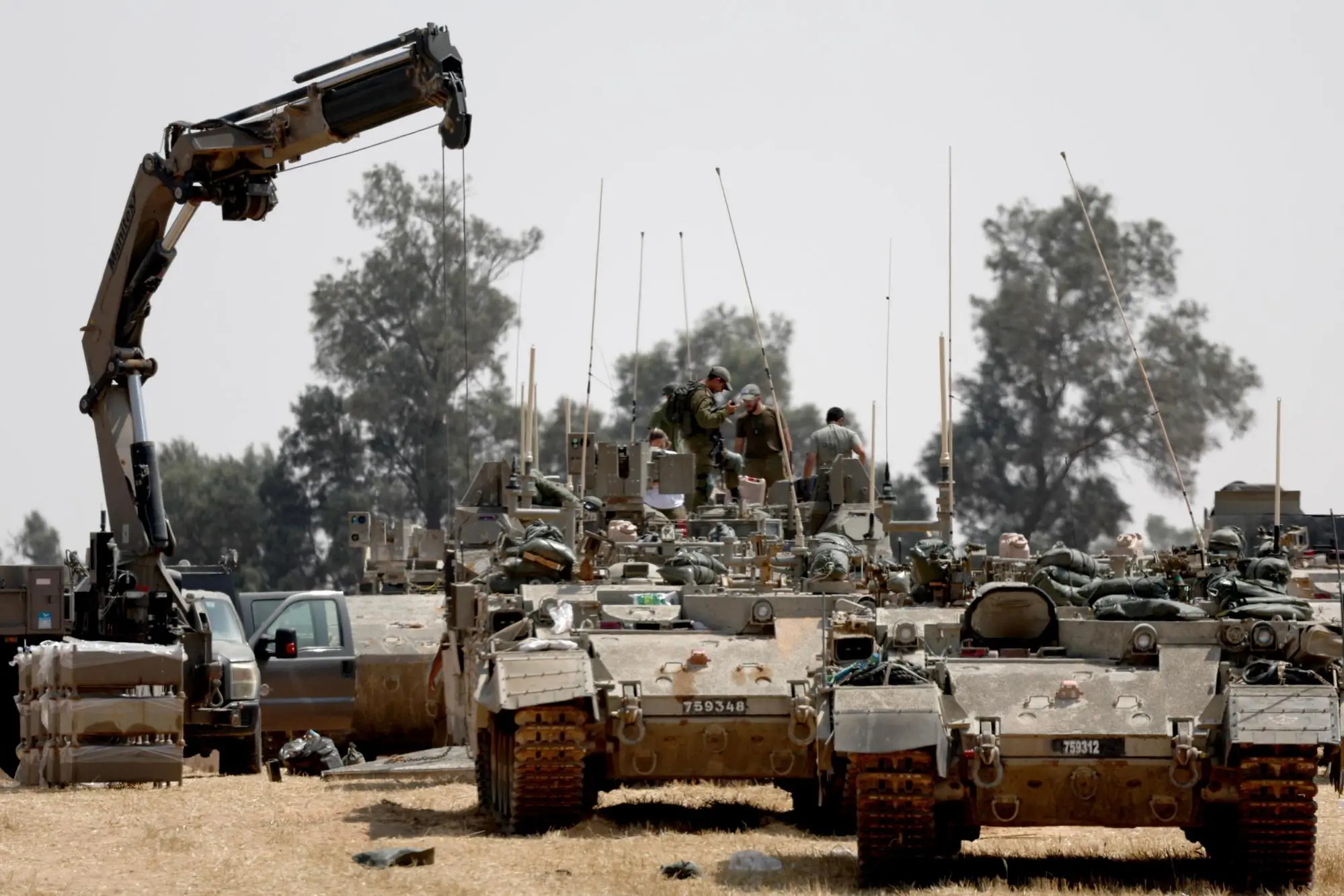 Tank israeliani vicino a Rafah (Ansa-Epa)