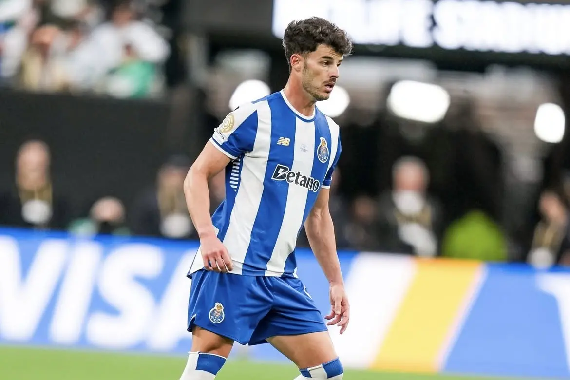 Zé Pedro, nuovo difensore del Cagliari, in azione col Porto (foto Instagram)