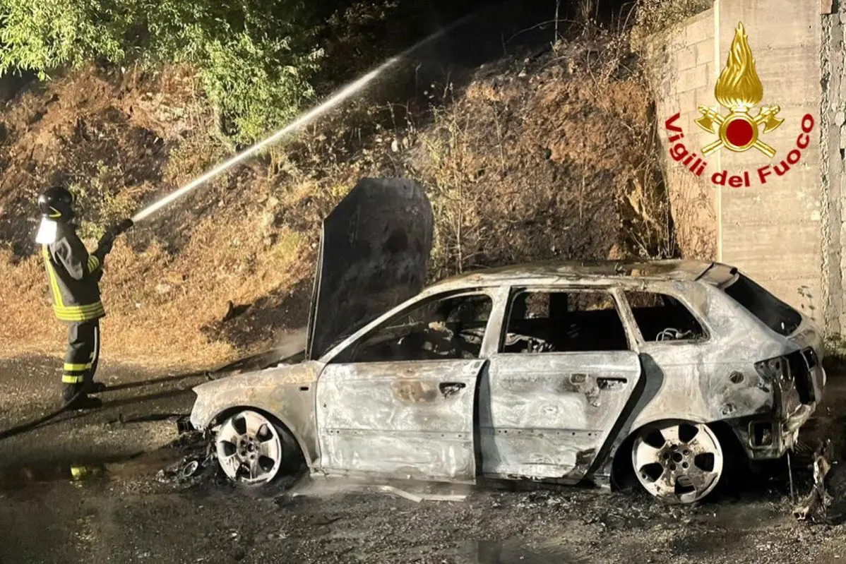 Incendio auto a Orgosolo (foto Vigili del fuoco)