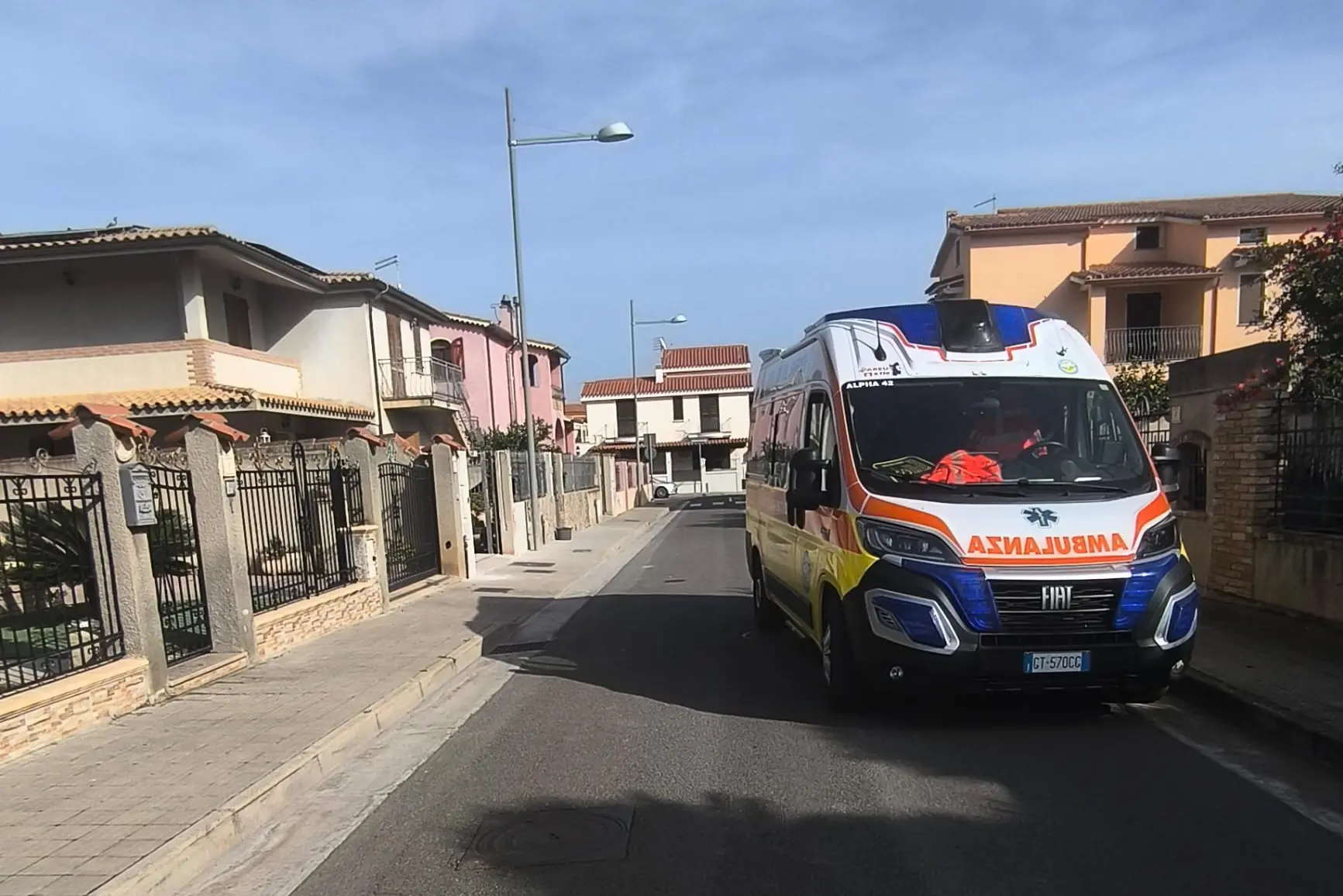 L’intervento dell’ambulanza in via Tramontana
