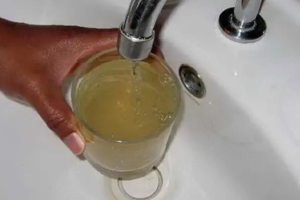 L'acqua dai rubinetti (foto L'Unione Sarda - Pala)