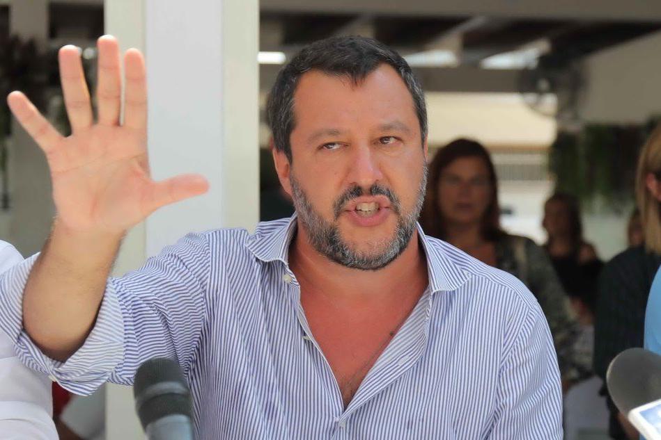 Salvini: &quot;Zingaraccia, mi auguri un proiettile? Arriva la ruspa&quot; VIDEO