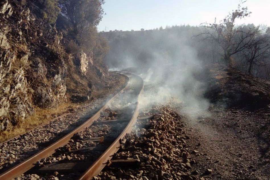 I binari del trenino verde distrutti dalle fiamme