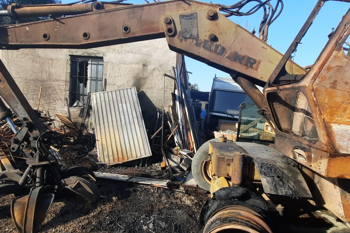 Selargius, devastante incendio a Bie Mesu: distrutti capannoni e ruspe
