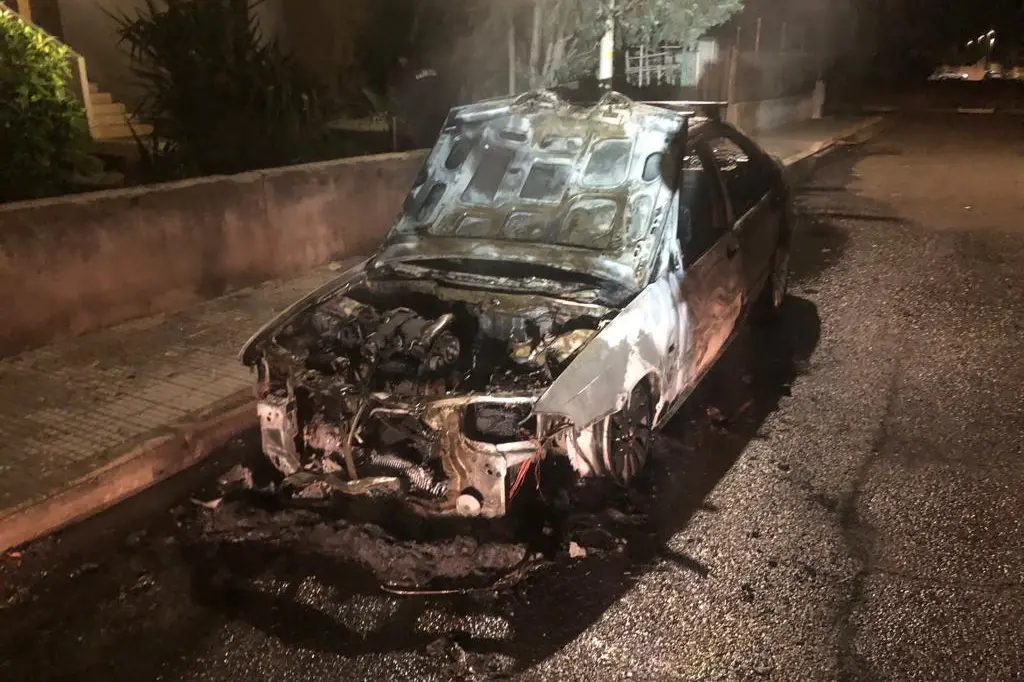 Una delle auto a fuoco a Maracalagonis