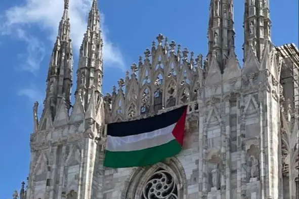 La bandiera della Palestina sulla facciata del Duomo (foto L'Unione Sarda)