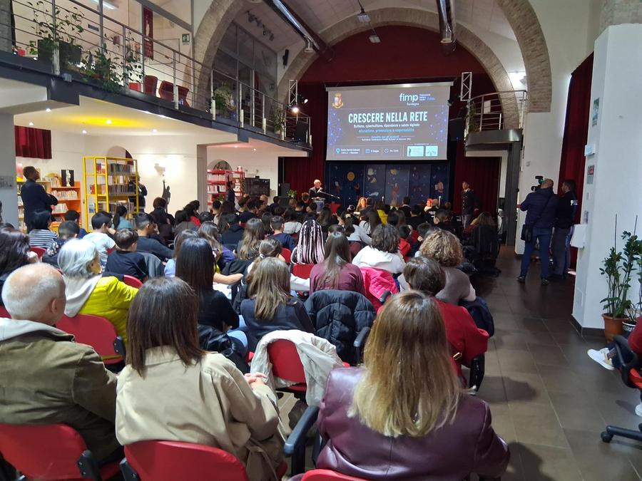 “Crescere nella rete”, a Macomer l’iniziativa congiunta Polizia-scuole contro bullismo e cyberbullismo