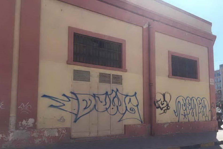 Cagliari, imbrattano il muro dell'Esercito: banda di ragazzi nei guai