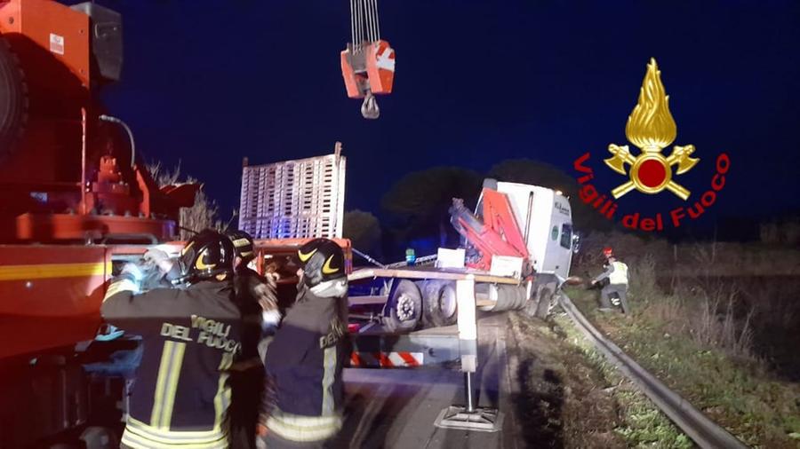 Monastir, camion fuori strada sulla statale 128: intervengono i vigili del fuoco