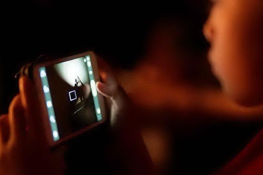 Foto porno di bambini nel telefono, indagato anche un nuorese