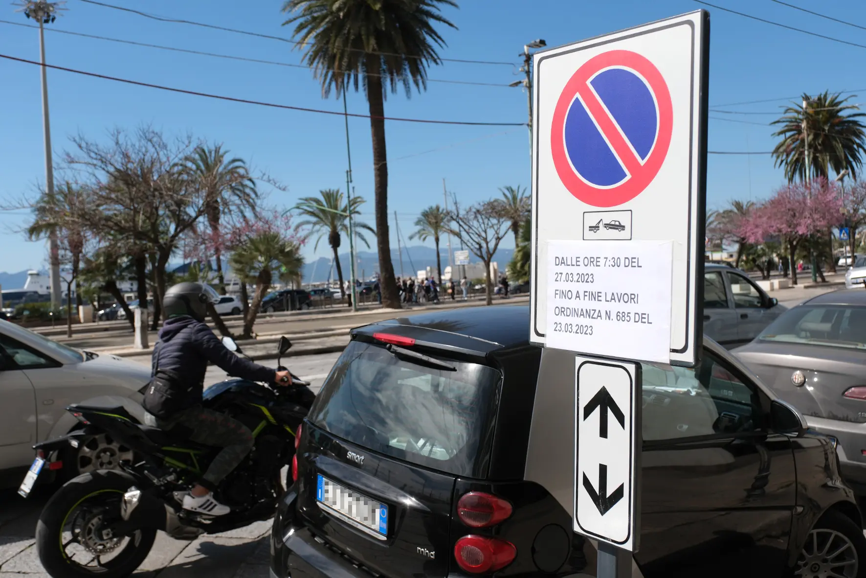 Un cartello in via Roma a Cagliari (L'Unione Sarda)