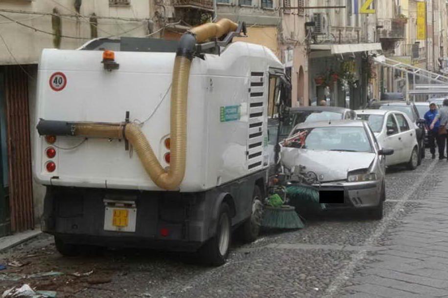 Il camion per lo spazzamento delle strade finisce contro le auto a Sassari
