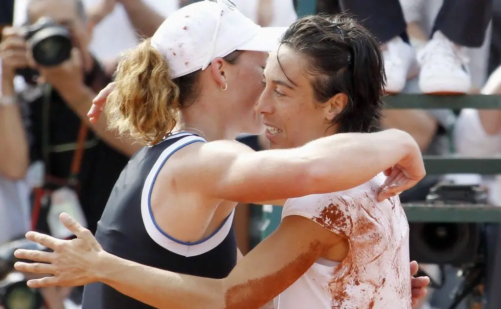 L'abbraccio a fine partita con la Stosur