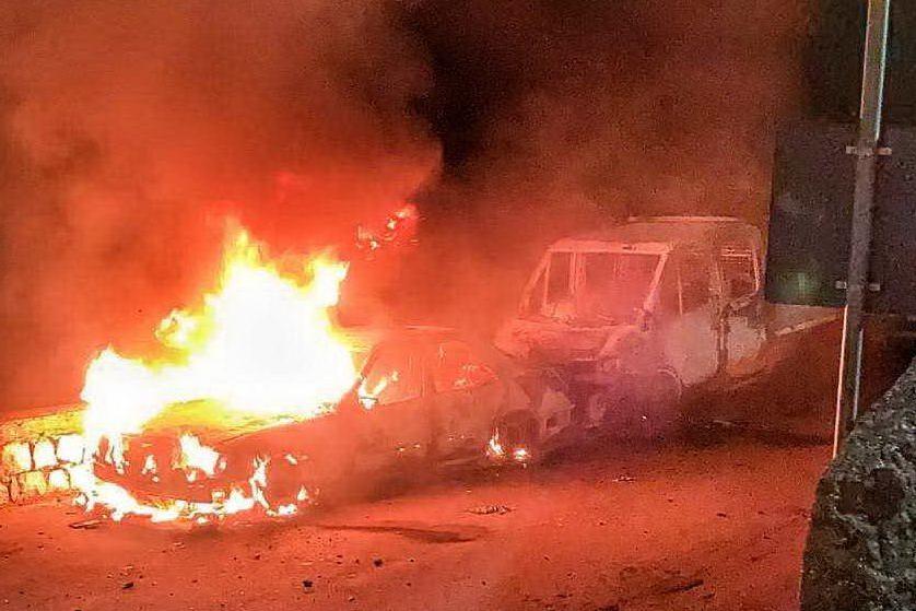 Bolotana, rom nel mirino: a fuoco una Mercedes e un furgone