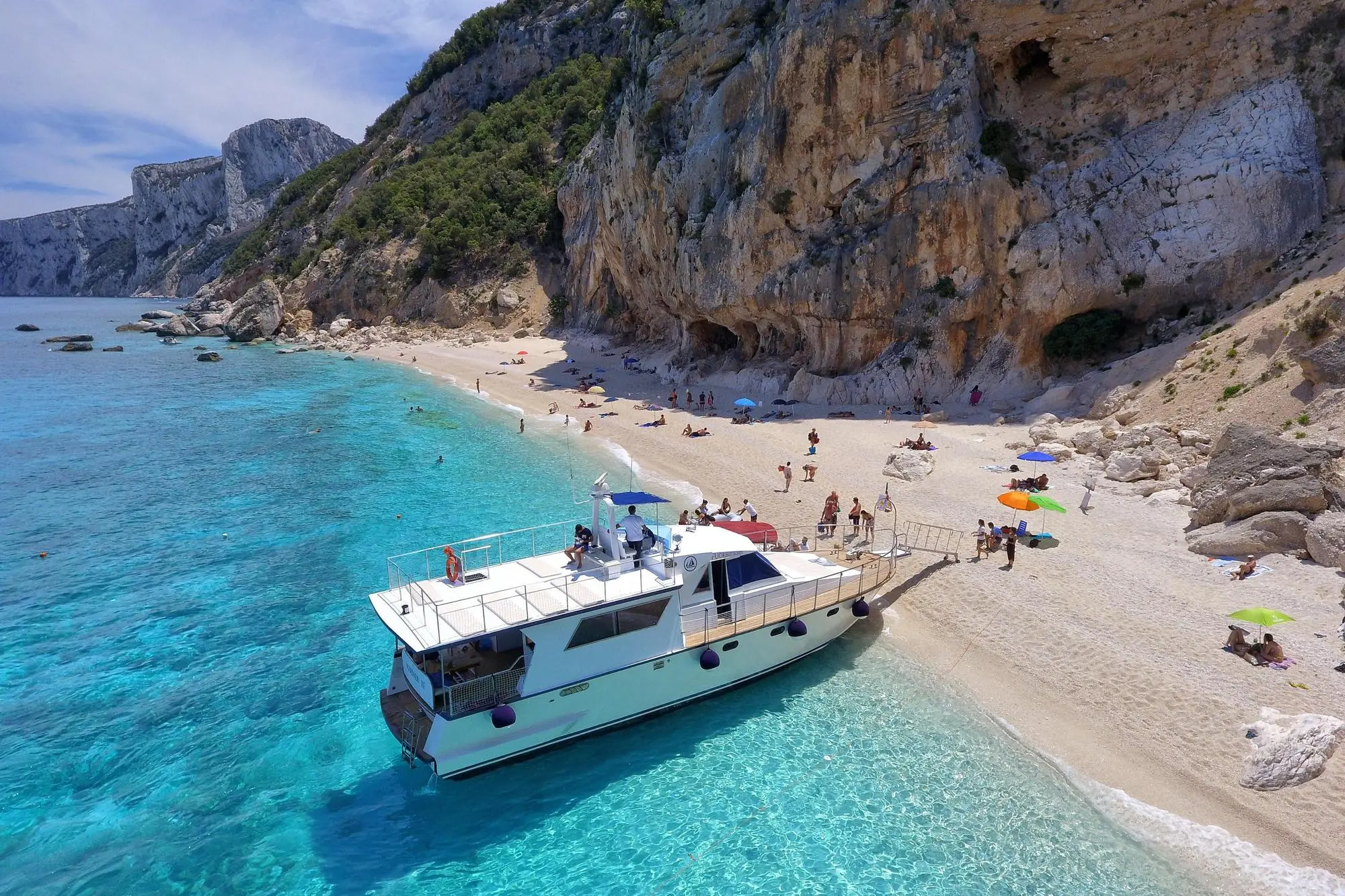 Turisti arrivano con il barcone a Cala Mariolu