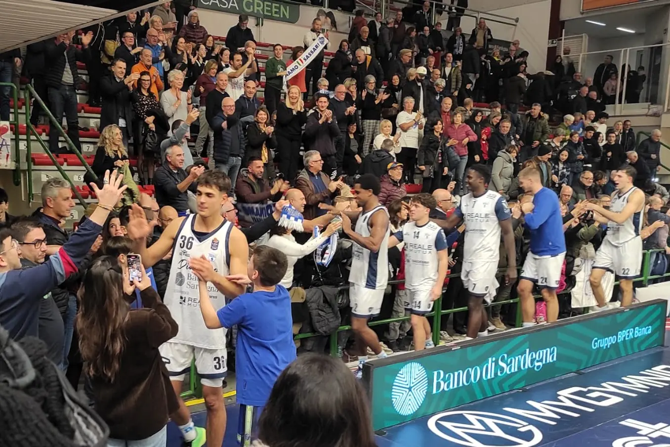 Il giro del palaSerradimigni dopo una vittoria (foto G. Marras)
