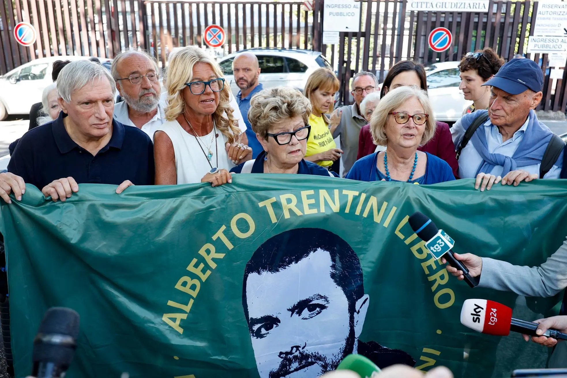 (S-D) Luigi Ciotti, Alessandra Ballerini, Armanda Trentini, Paola Regeni, Claudio Regeni con uno striscione per la liberazione di Alberto Trentini davanti al tribunale di Roma dove è in programma un’udienza del processo per la morte di Giulio Regeni, Roma, 15 luglio 2025. ANSA/FABIO FRUSTACI