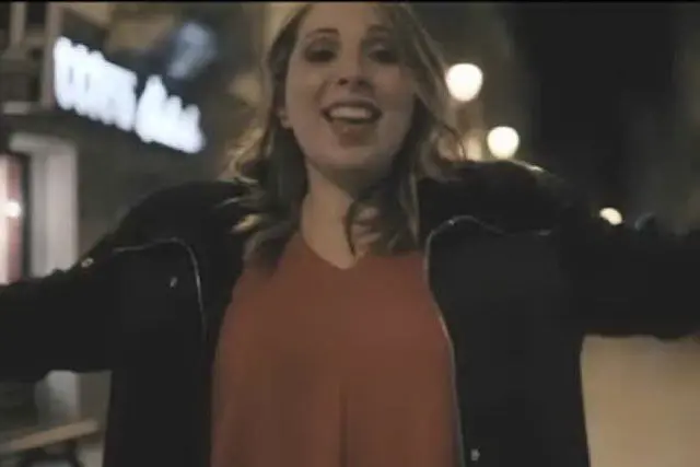 Un frame del videoclip