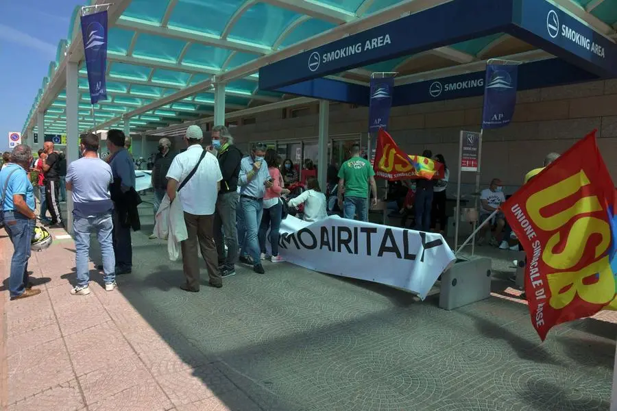 Una manifestazione dei lavoratori Air Italy (Archivio L'Unione Sarda)