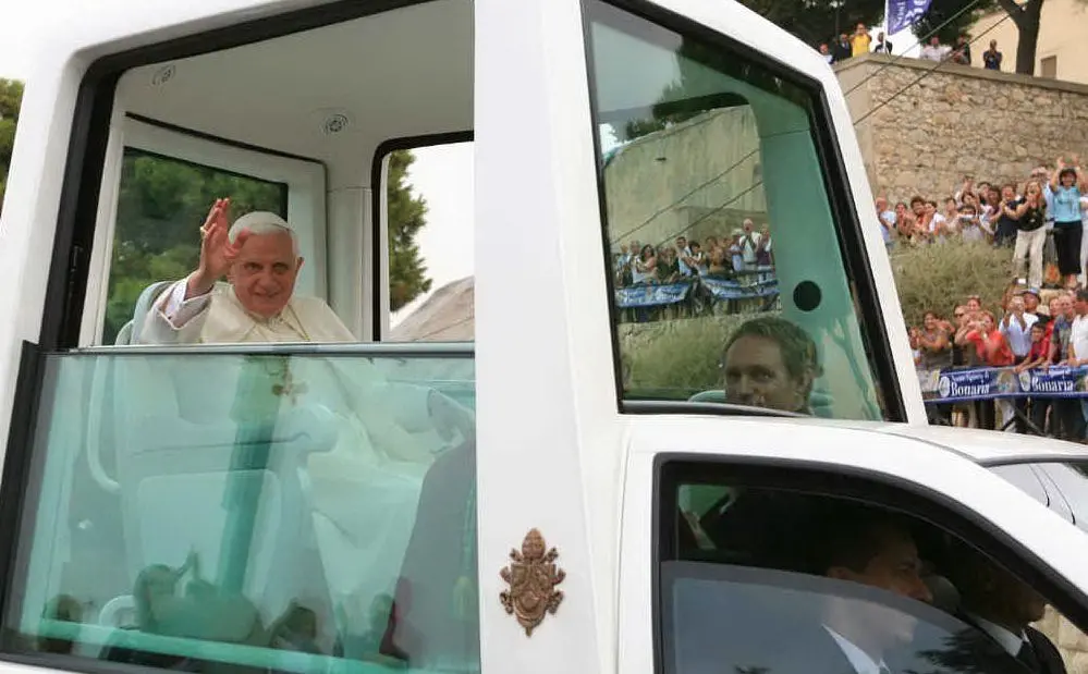 Si tratta della terza visita del Papa nell'Isola