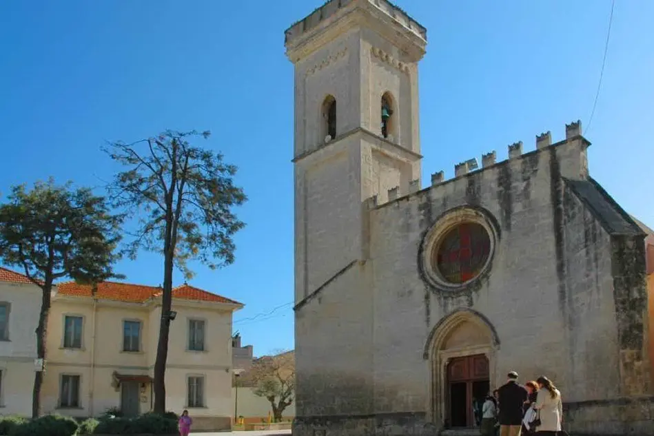 Il piazzale della chiesa a Sestu (foto Sardegna Turismo)