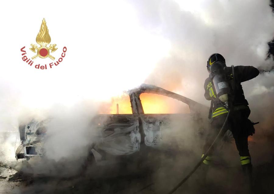 Dolianova, auto in fiamme nella notte: intervengono i vigili del fuoco