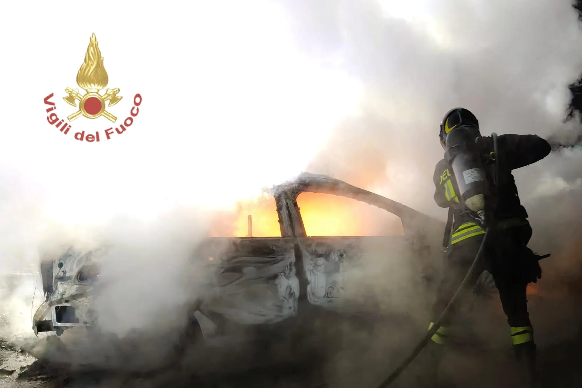 L'auto in fiamme a Dolianova (foto vigili del fuoco)