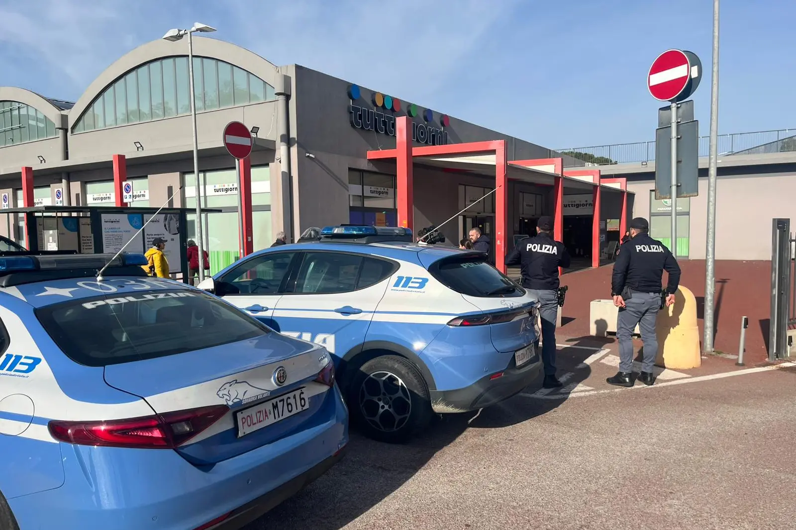 Colpo al supermercato in viale Poetto a Cagliari (foto Vercelli)