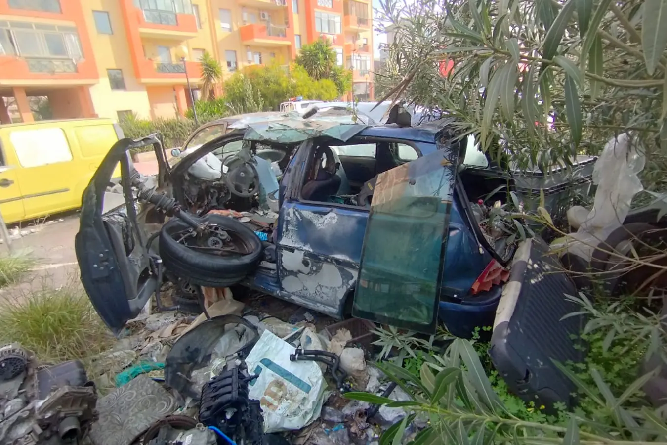 La carcassa di un'auto abbandonata a Cagliari