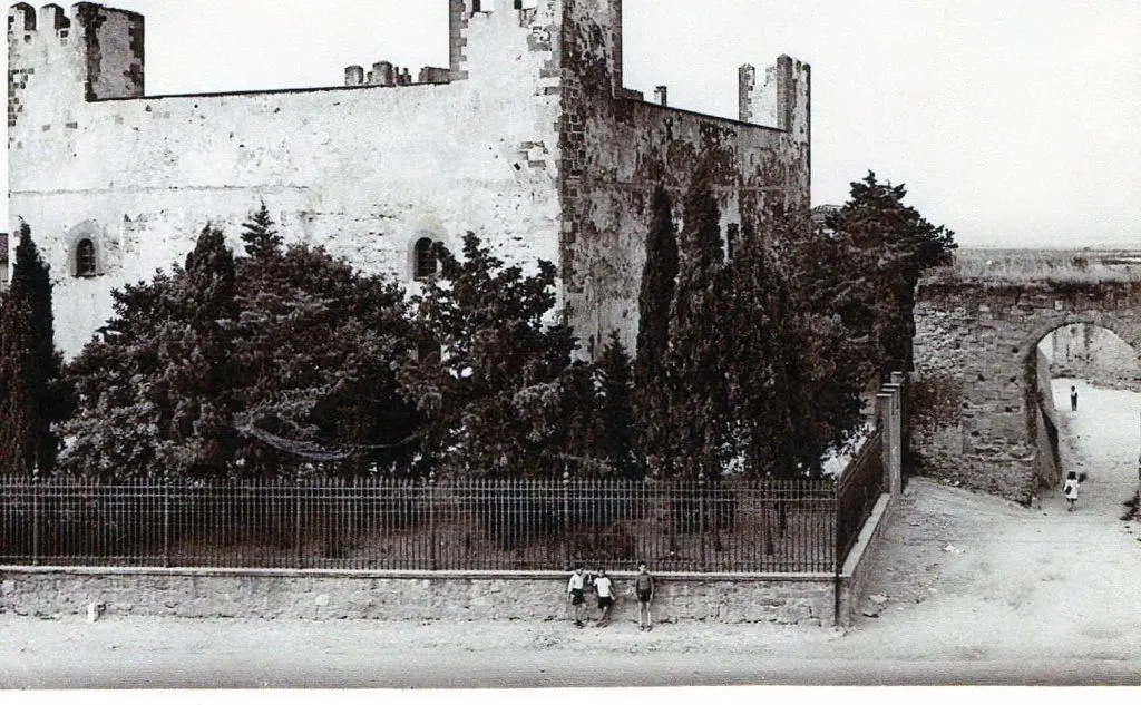 Una foto d'epoca della Rocca di Sanluri: qui è stato arrestato il &quot;morto&quot; Filippo Pisu