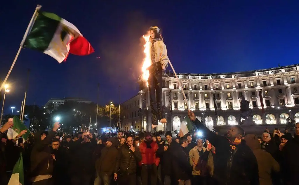 Durante le proteste è stato bruciato un fantoccio di Luigi Di Maio