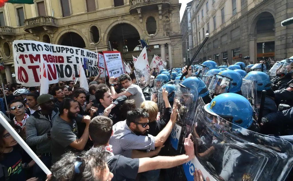 La polizia ha bloccato i No Tav che volevano raggiungere piazza San Carlo