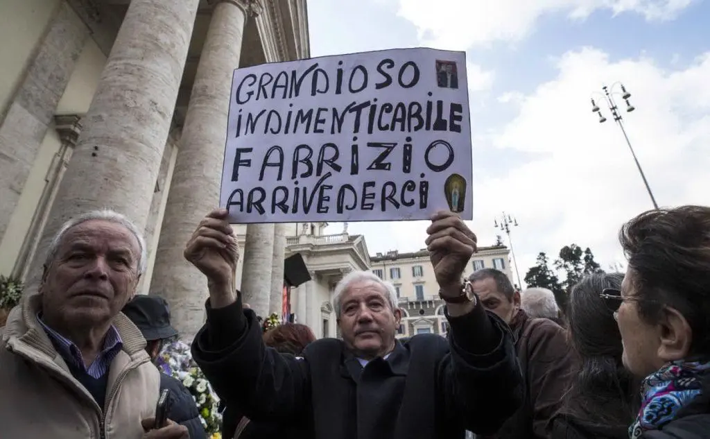 Il presentatore è scomparso nella notte, aveva da poco compiuto sessant'anni