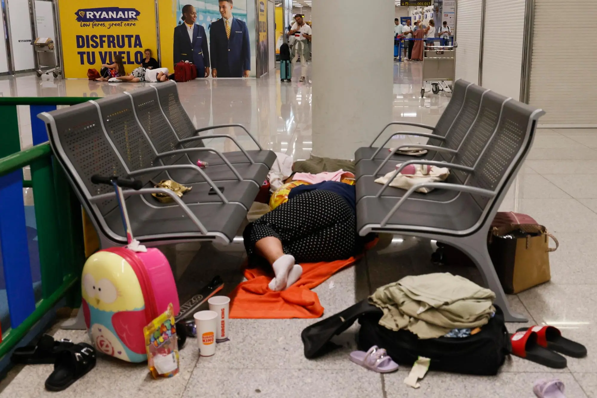 Passeggeri italiani costretti a dormire in aeroporto a Palma di Maiorca (foto Ansa)