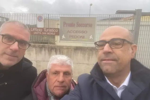 I tre esponenti politici davanti al Pronto Soccorso (foto concessa)