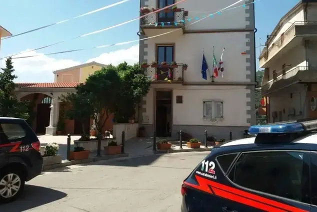 I carabinieri davanti al Comune di Talana (foto concessa)