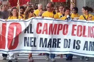 La protesta contro il parco eolico di Is Arenas