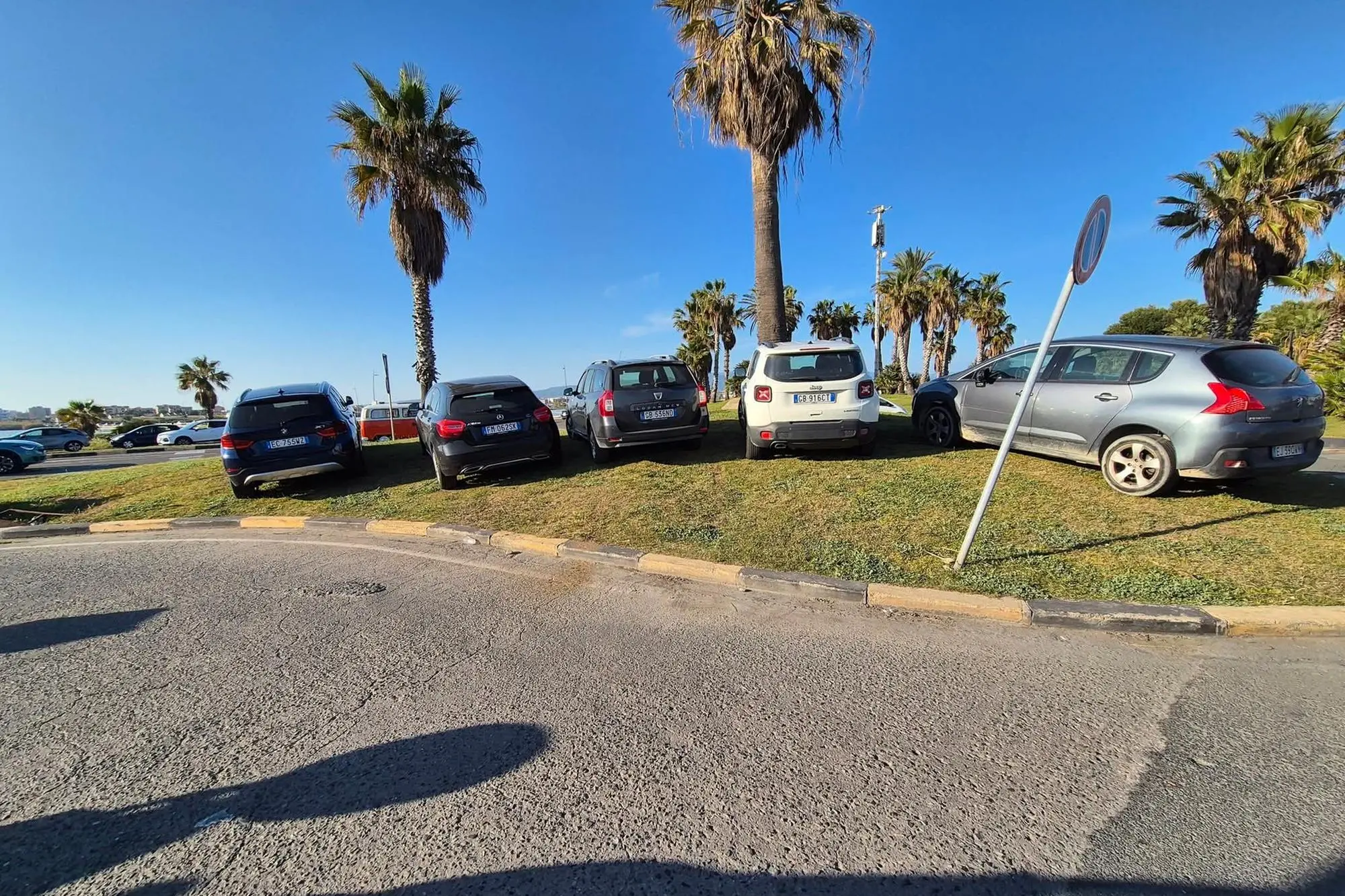 Auto in sosta alla rotatoria della Bussola