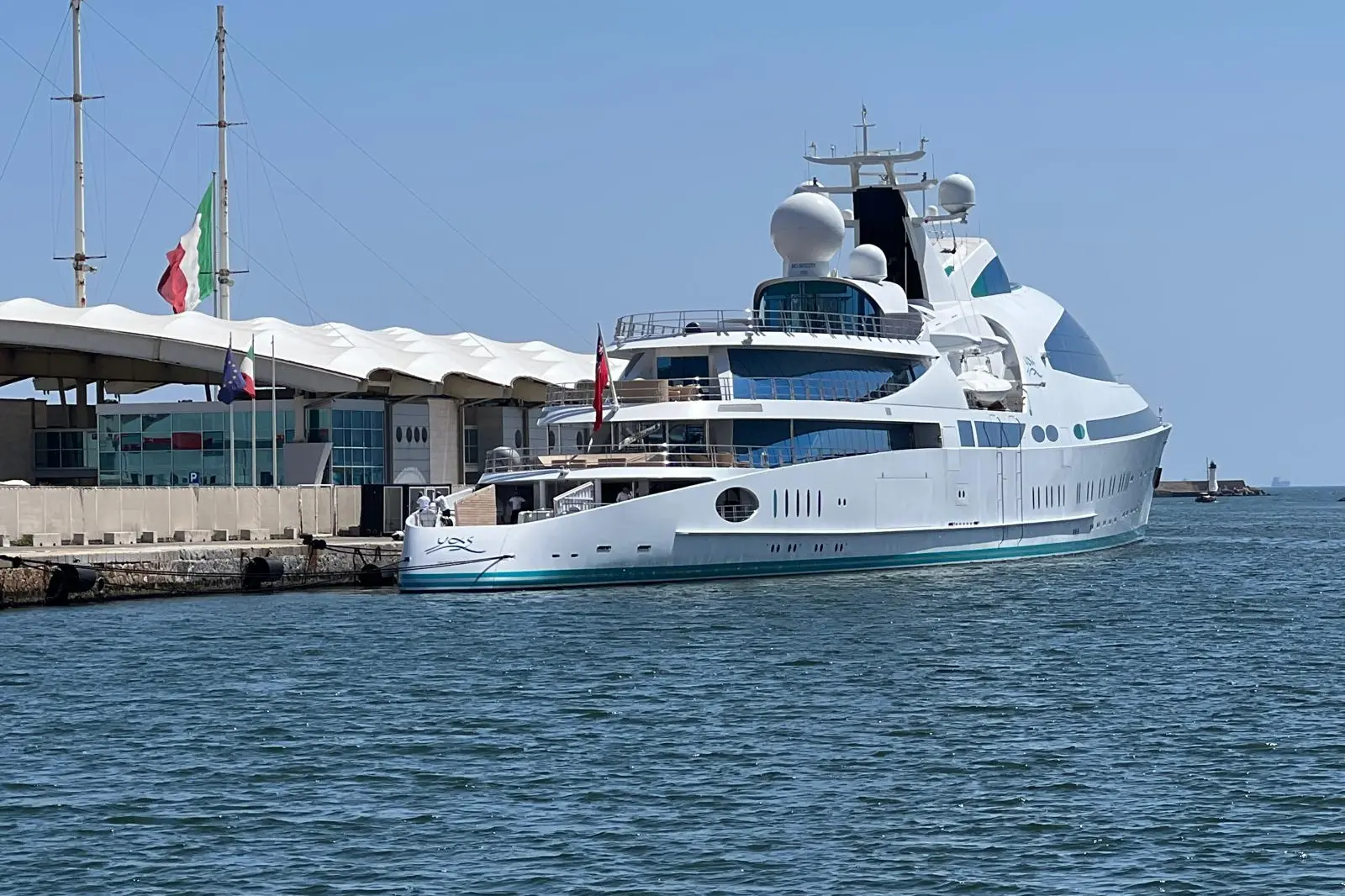 Lo yacht Yas in porto a Cagliari