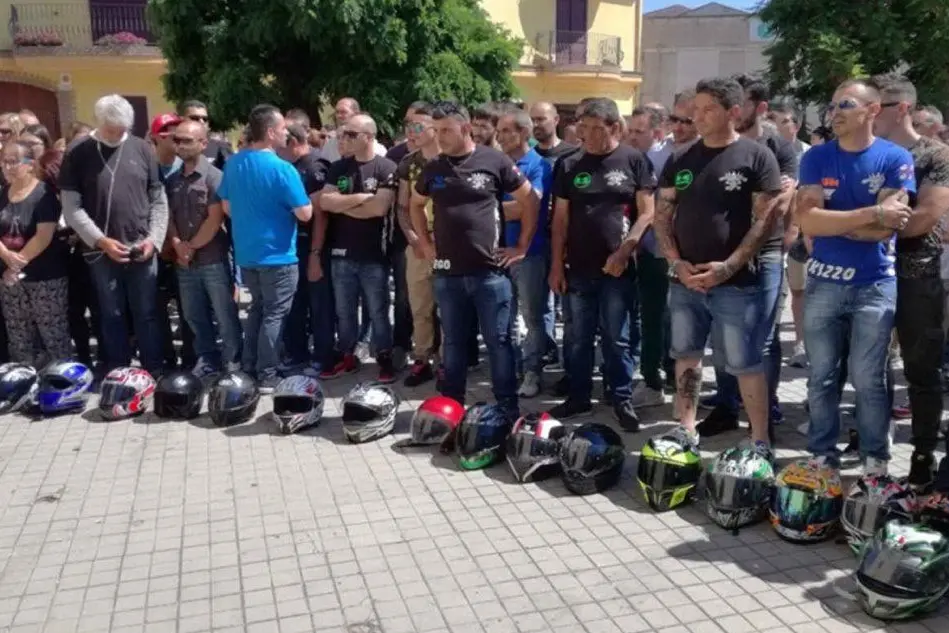 I bikers con il casco posato a terra