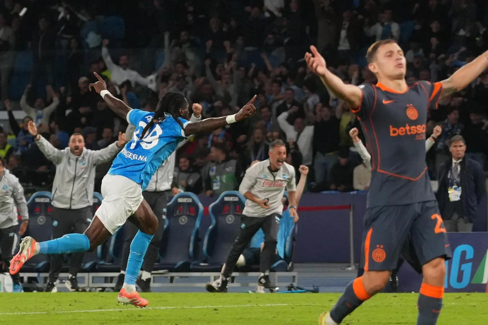 Frank Anguissa dopo il gol (foto Ansa)