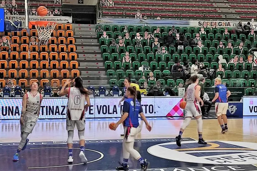 La Dinamo femminile in riscaldamento (foto G. Marras)