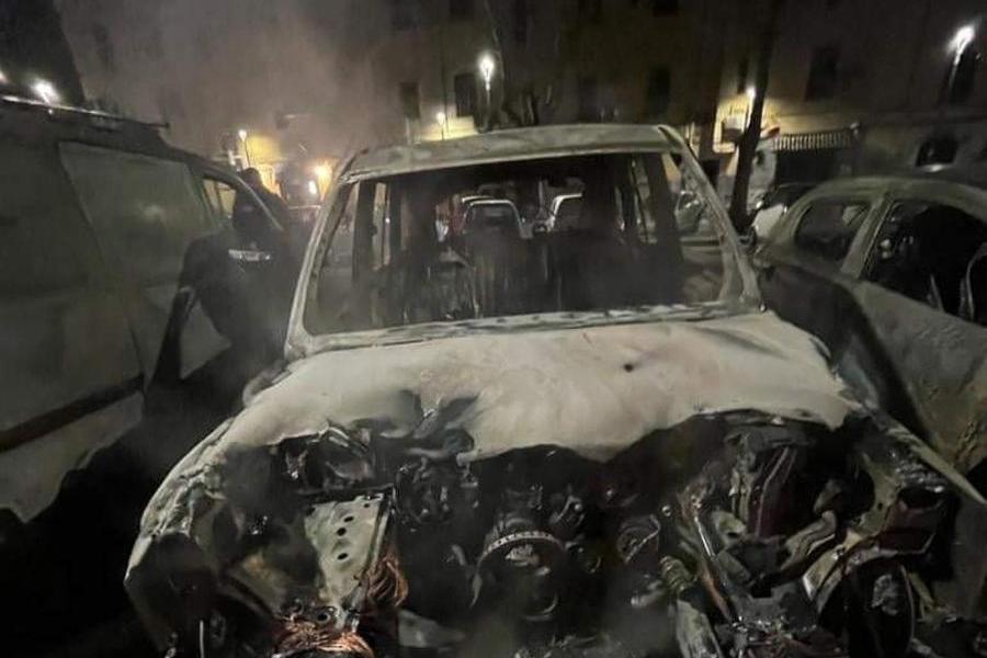 Malamovida: data alle fiamme la macchina di una giornalista e del suo compagno