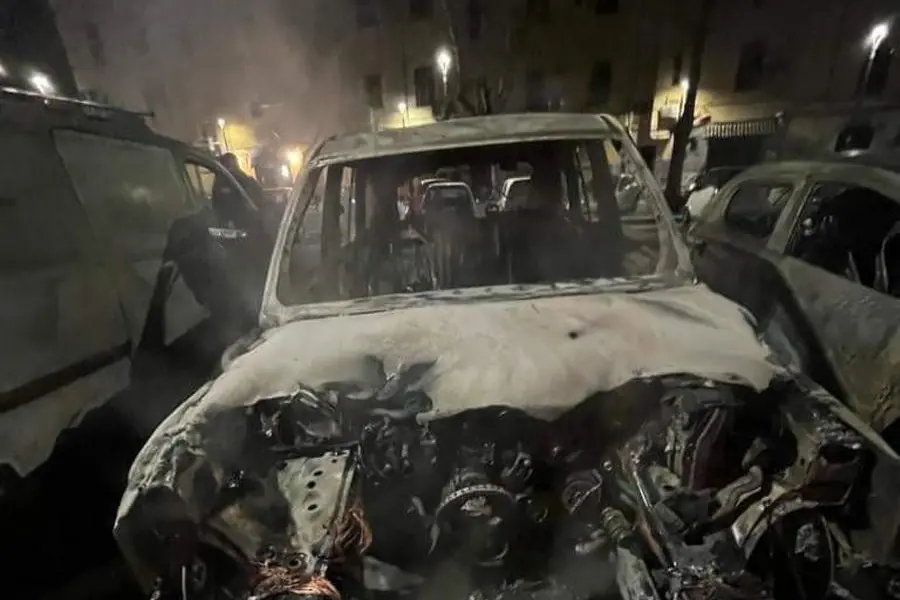 L'auto distrutta (foto Twitter - Usigrai)