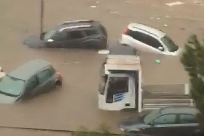 Le auto sommerse dall'acqua (Ansa)