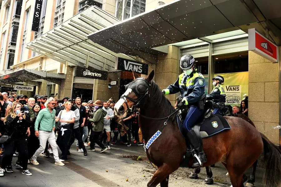 Gli scontri a Sydney (Ansa-Epa)