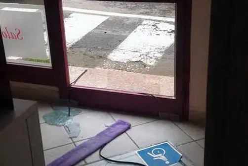 La porta-vetri sfondata dai ladri