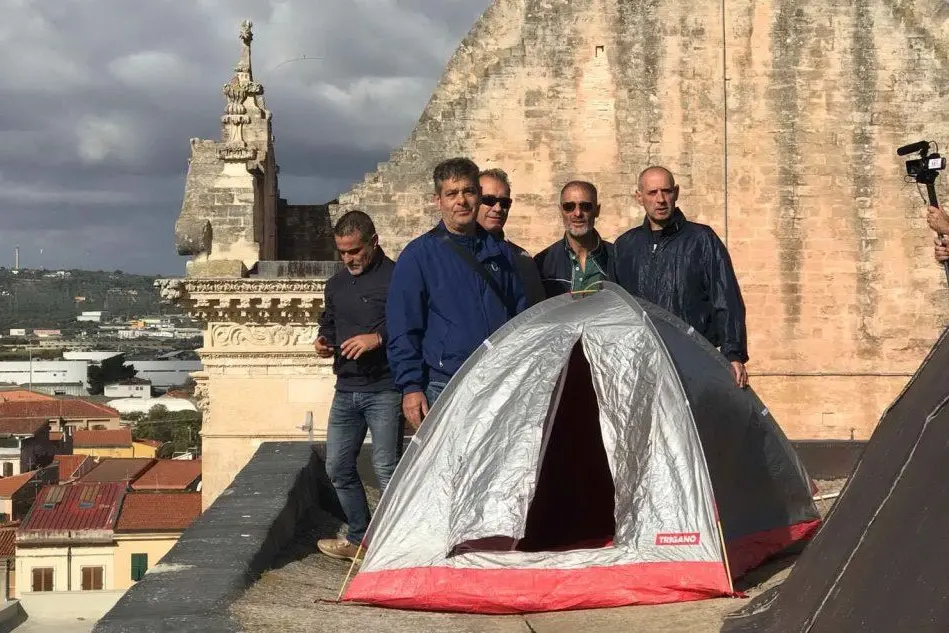 I lavoratori hanno allestito anche una tenda (foto Gloria Calvi)