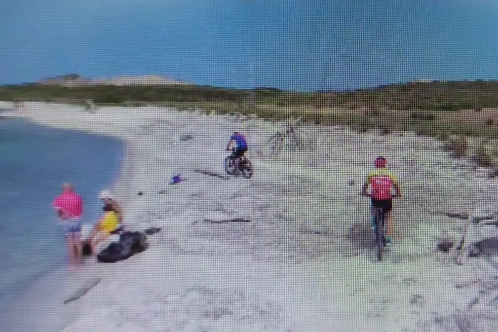 I ciclisti immortalati durate il giro sull'arenile