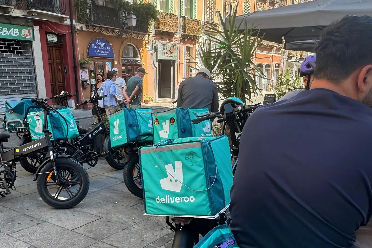 Un gruppo di rider nel Corso, a Cagliari (foto Stefano Anedda)